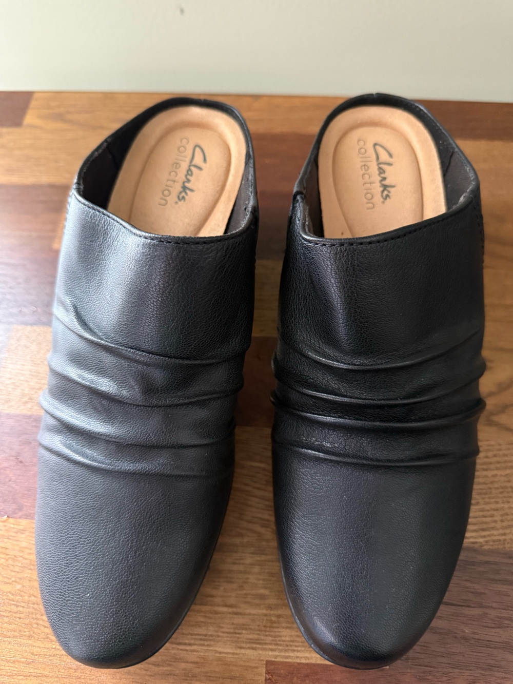 NWT Clarks Black Ruched Leather Slip-On Mules SZ 9